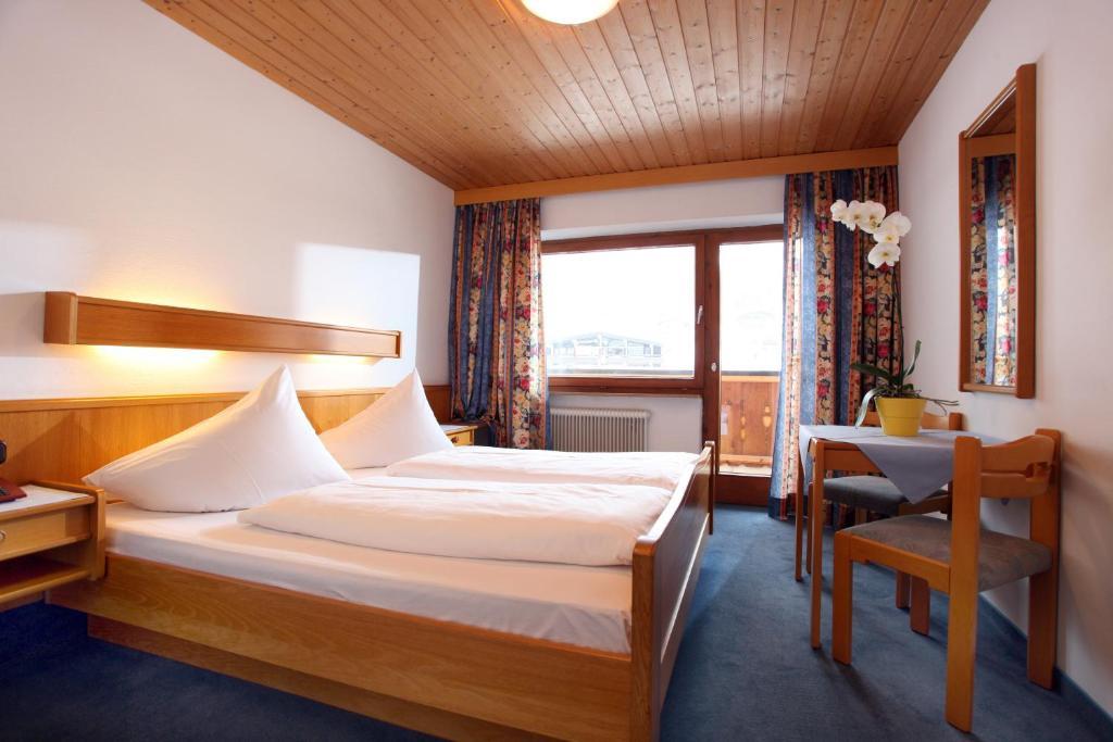 Hotel Taxacher كيرشبرغ ان تيرول الغرفة الصورة