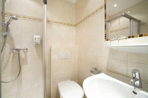 Hotel Taxacher كيرشبرغ ان تيرول الغرفة الصورة